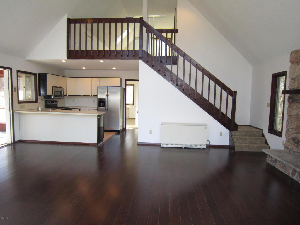 404 Maple Ridge Dr, Lords Valley, PA 18428