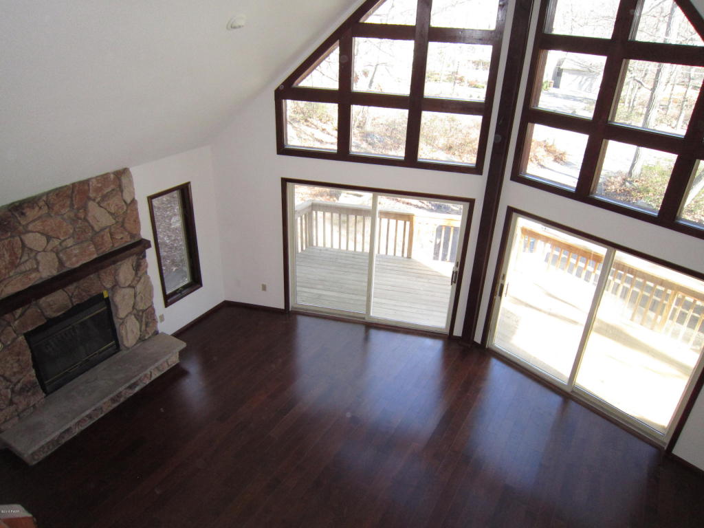 404 Maple Ridge Dr, Lords Valley, PA 18428