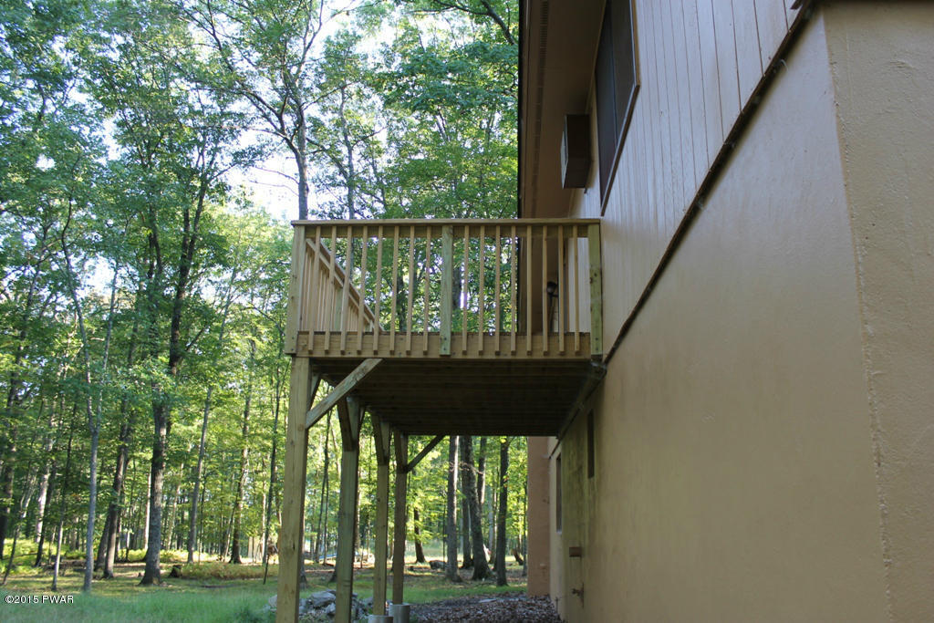 125 Oak Hill Rd, Hawley, PA 18428