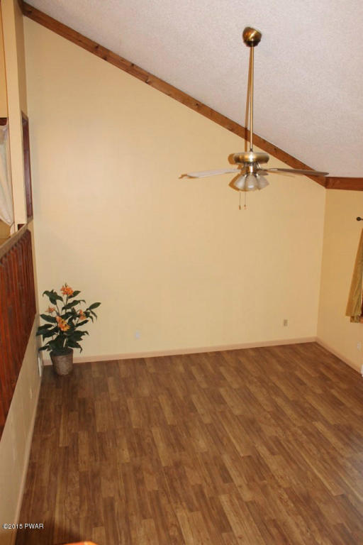 125 Oak Hill Rd, Hawley, PA 18428