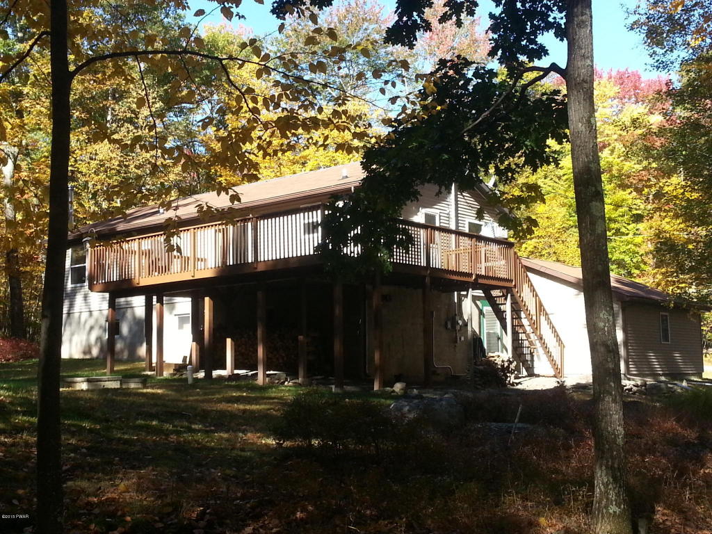 106 Lake View Cir, Hawley, PA 18428