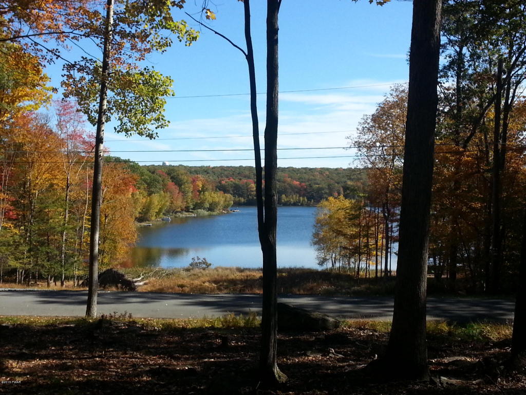 106 Lake View Cir, Hawley, PA 18428