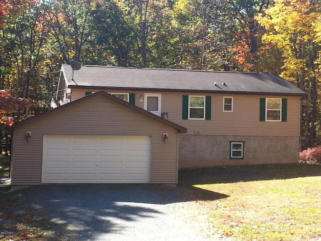 106 Lake View Cir, Hawley, PA 18428