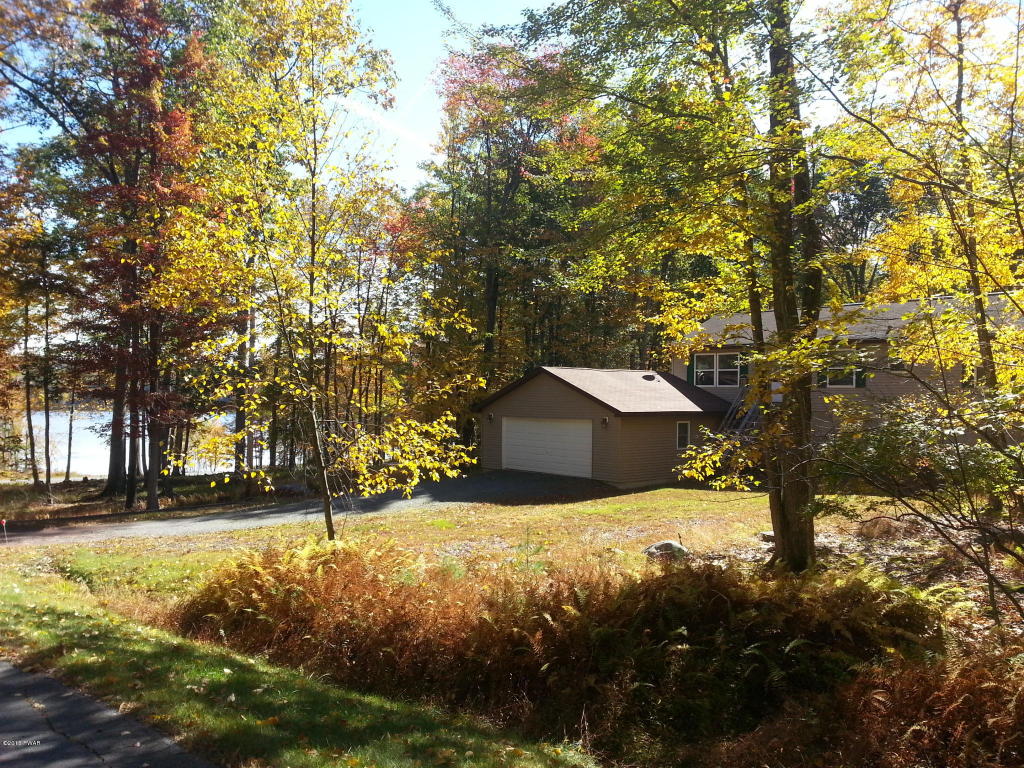 106 Lake View Cir, Hawley, PA 18428