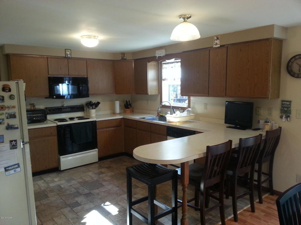 106 Lake View Cir, Hawley, PA 18428