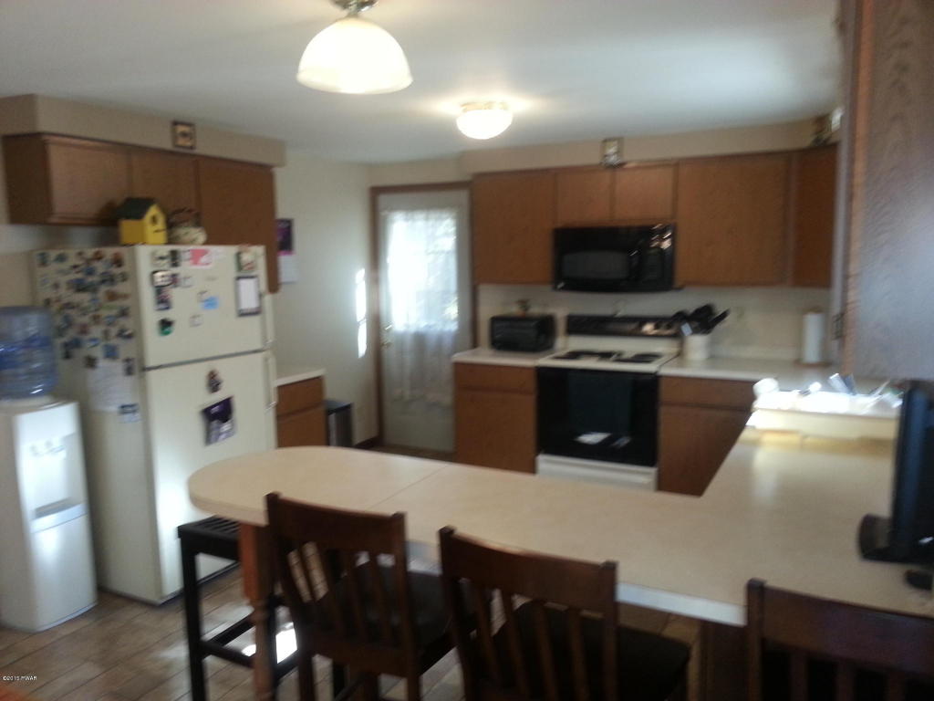 106 Lake View Cir, Hawley, PA 18428