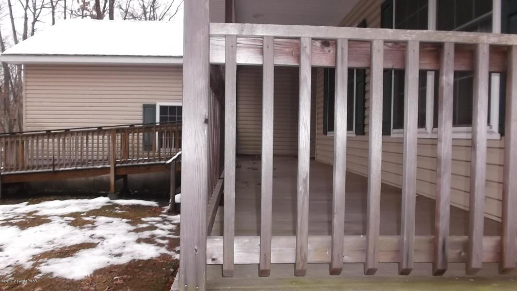 10 Isetta Dr, Hawley, PA 18428