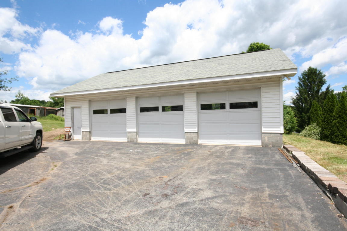 159 Decker Rd, Greenfield Twp, PA 18433