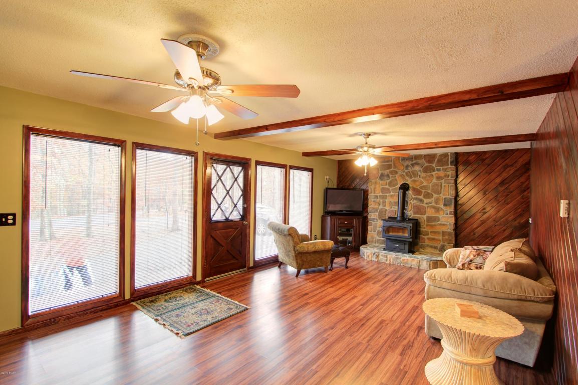 101 Firelight Ln, Lackawaxen, PA 18435