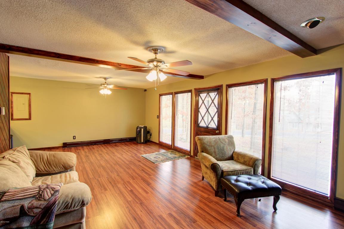 101 Firelight Ln, Lackawaxen, PA 18435