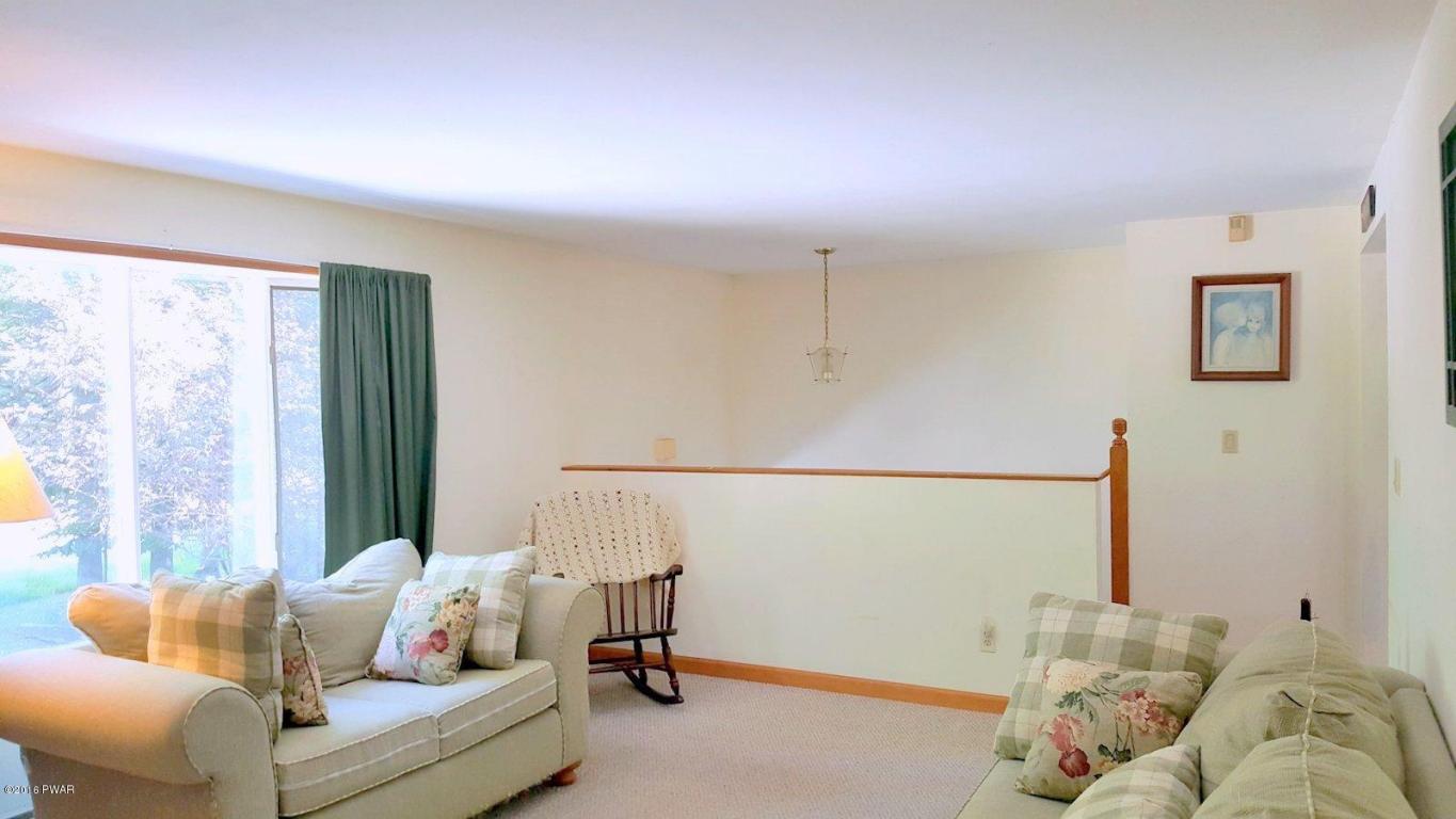 1123 Wallenpaupack Dr, Lake Ariel, PA 18436