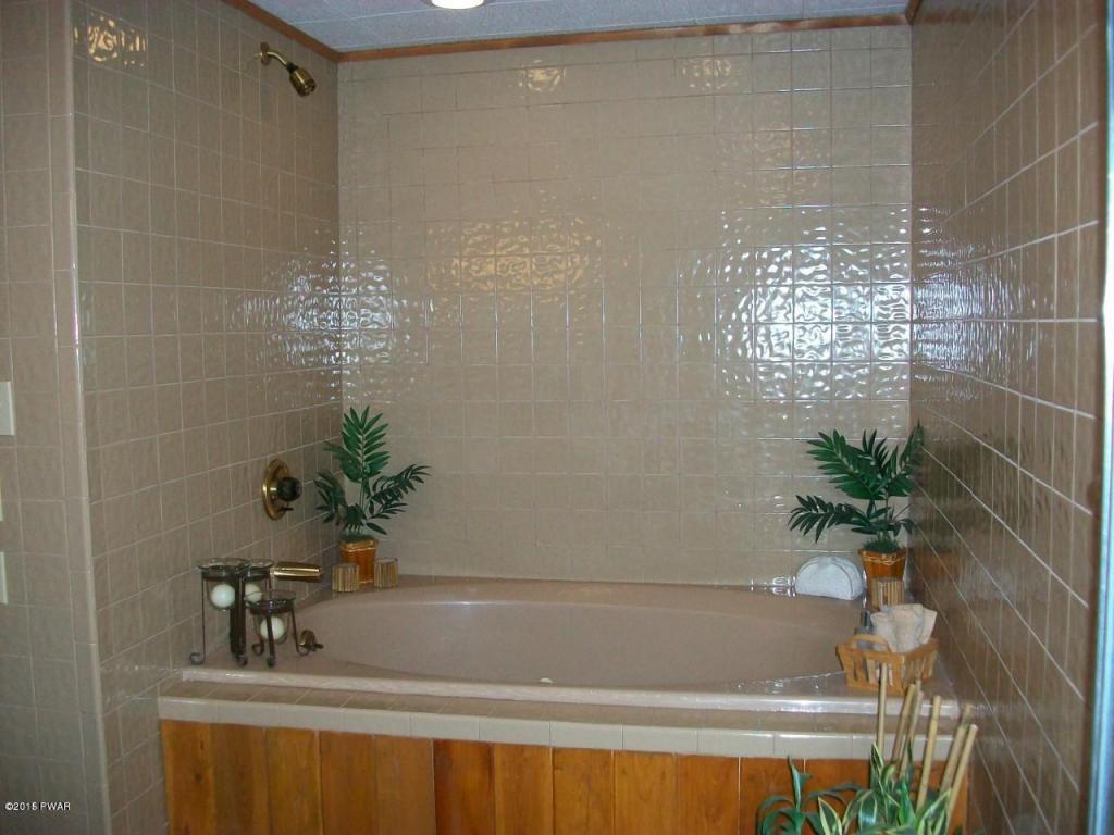 969 Forest Rd, Lake Ariel, PA 18436