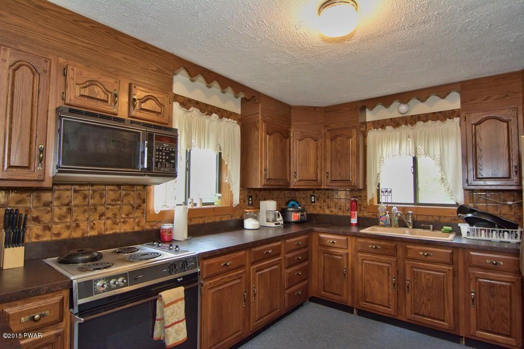 969 Forest Rd, Lake Ariel, PA 18436