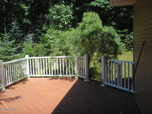 100 Pine Dr, Shohola, PA 18458