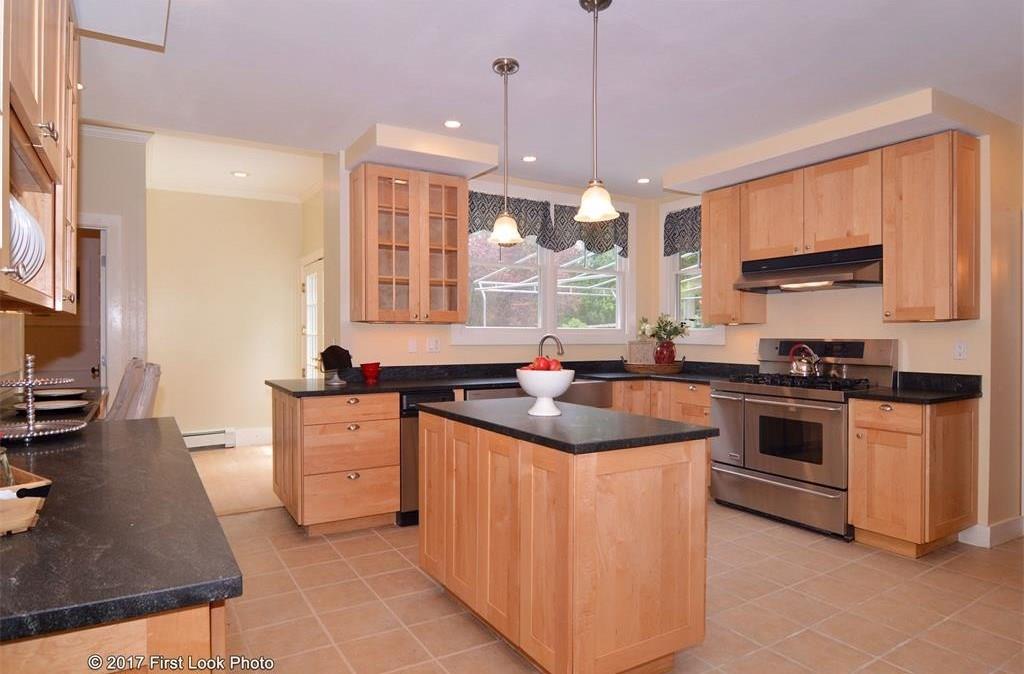 10 Sunset Road, Bristol, RI 02809
