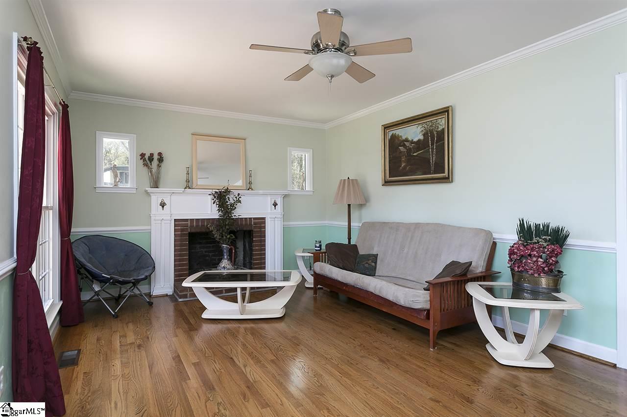 9 LAKEVIEW Drive, Greenville, SC 29617