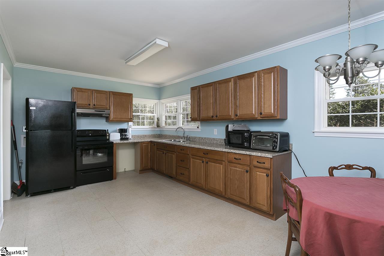 9 LAKEVIEW Drive, Greenville, SC 29617