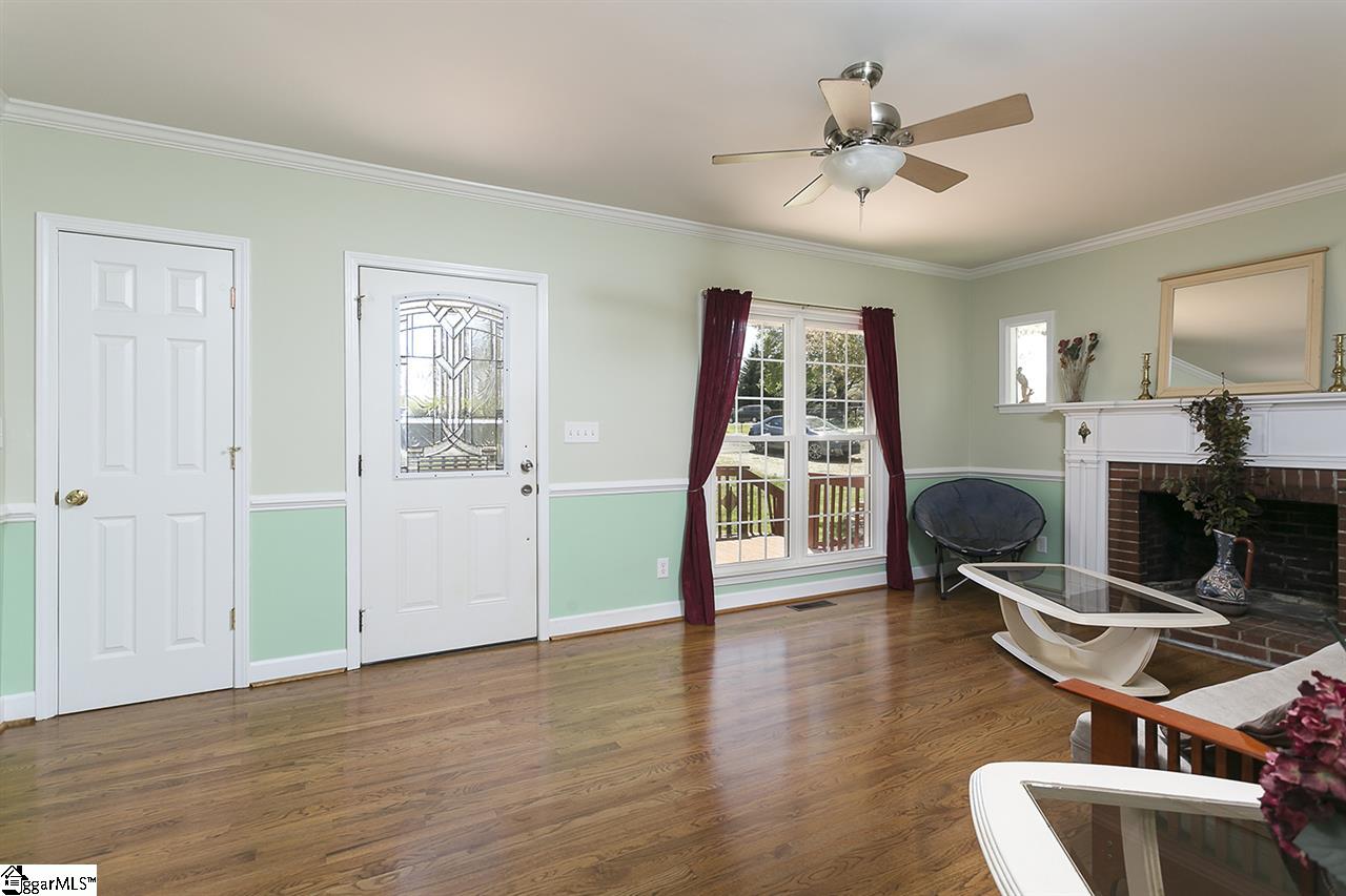 9 LAKEVIEW Drive, Greenville, SC 29617