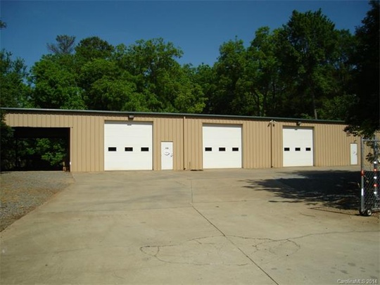 905 Loganberry Lane