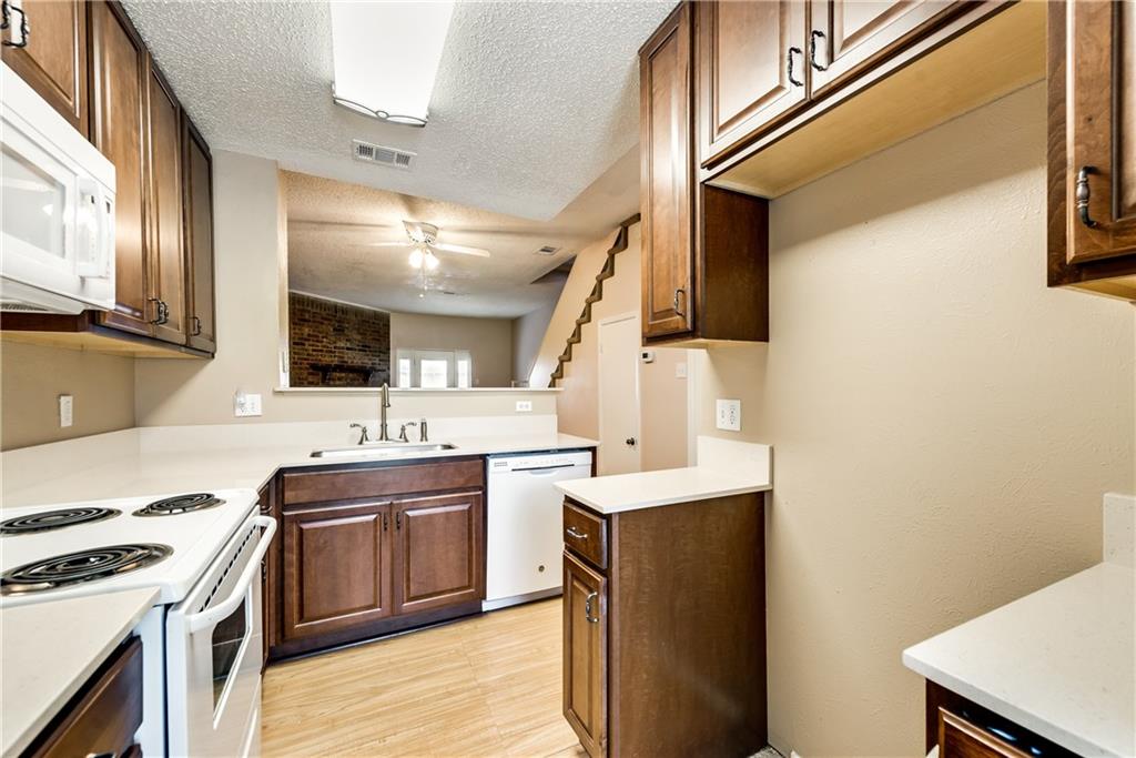 637 Carriagehouse LN J2, Garland, TX 75040