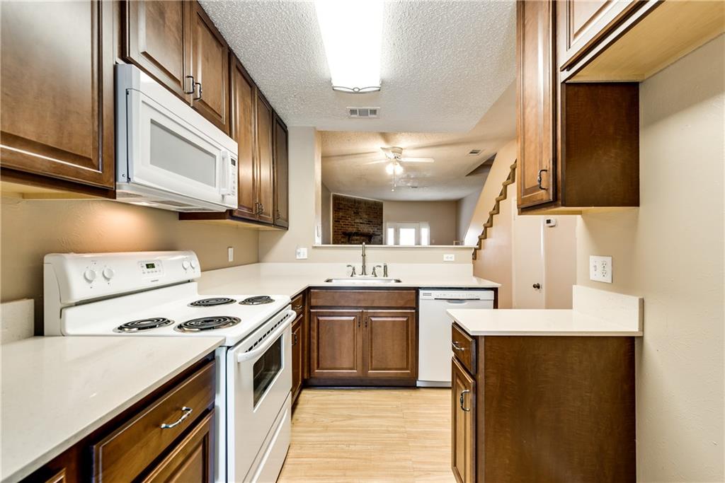 637 Carriagehouse LN J2, Garland, TX 75040