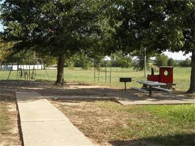 1017 W Grizzley, TX 75559