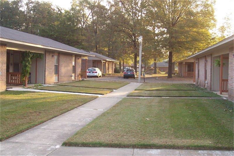 303 E Avenue, Hooks, TX 75561