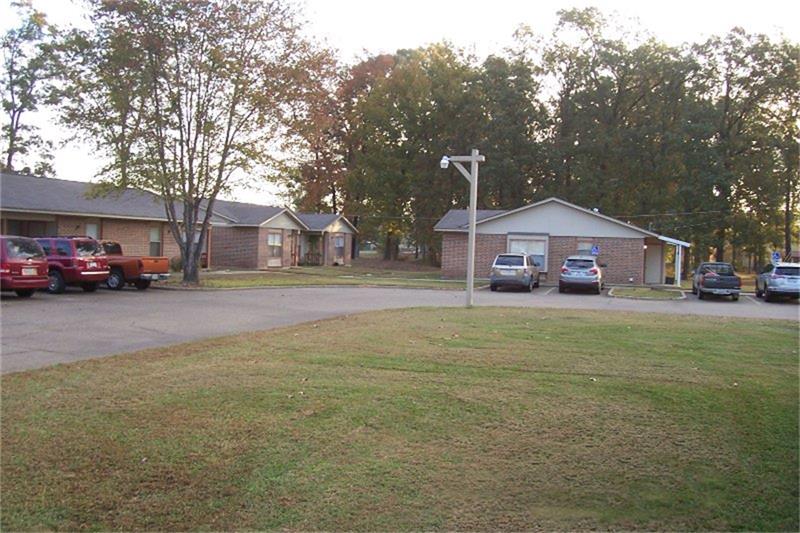 303 E Avenue, Hooks, TX 75561