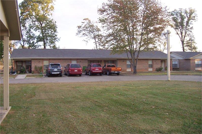 303 E Avenue, Hooks, TX 75561