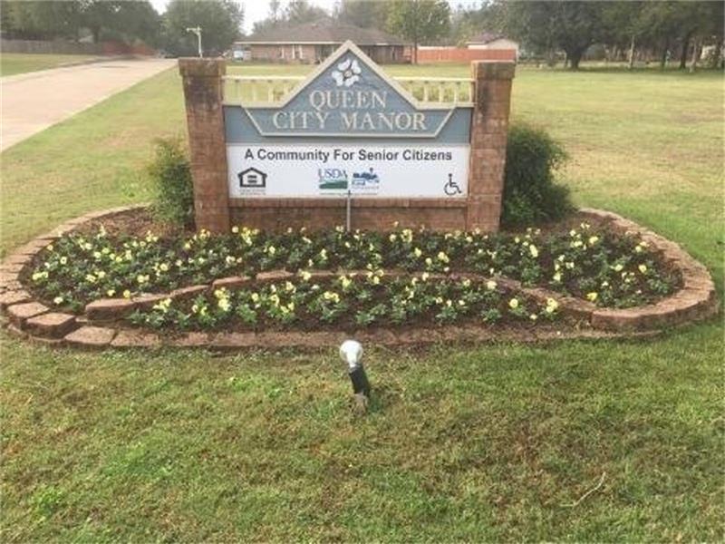 806 E Houston Street, Queen City, TX 75572