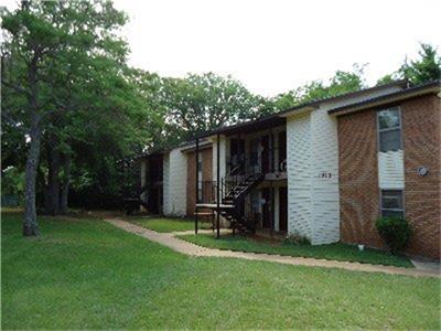 1911 E Murchison, Palestine, TX 75801