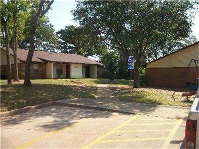 1911 E Murchison, Palestine, TX 75801