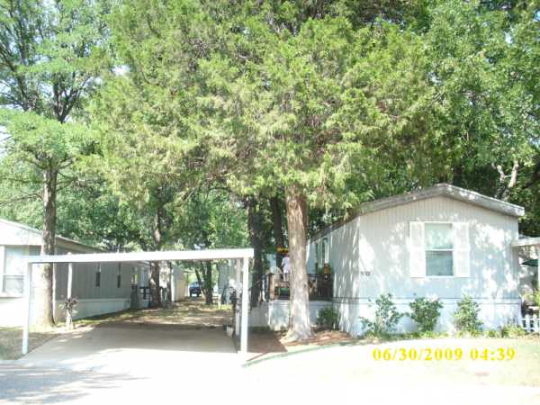 The Oaks at Arlington 910 Hampton LaneArlington, TX 76017