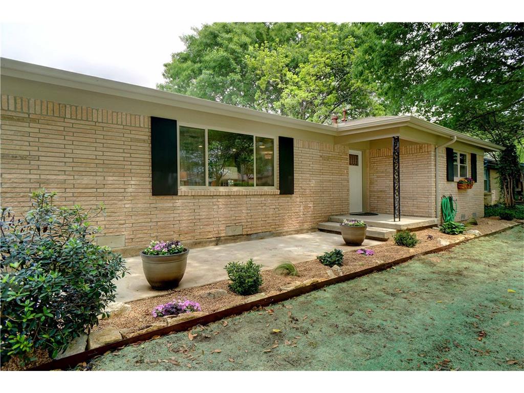 E 813 Worth ST, Grapevine, TX 76051