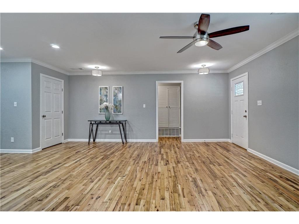 E 813 Worth ST, Grapevine, TX 76051