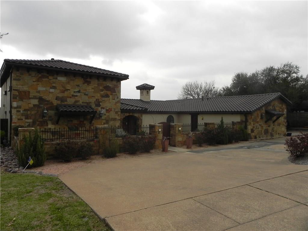 3 Thornhill Rd., Benbrook, TX 76132