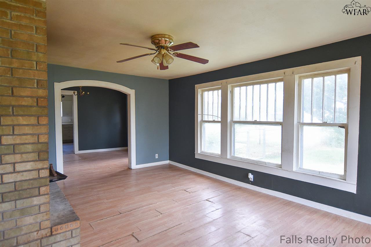 535 W 3RD STREET, Burkburnett, TX 76354