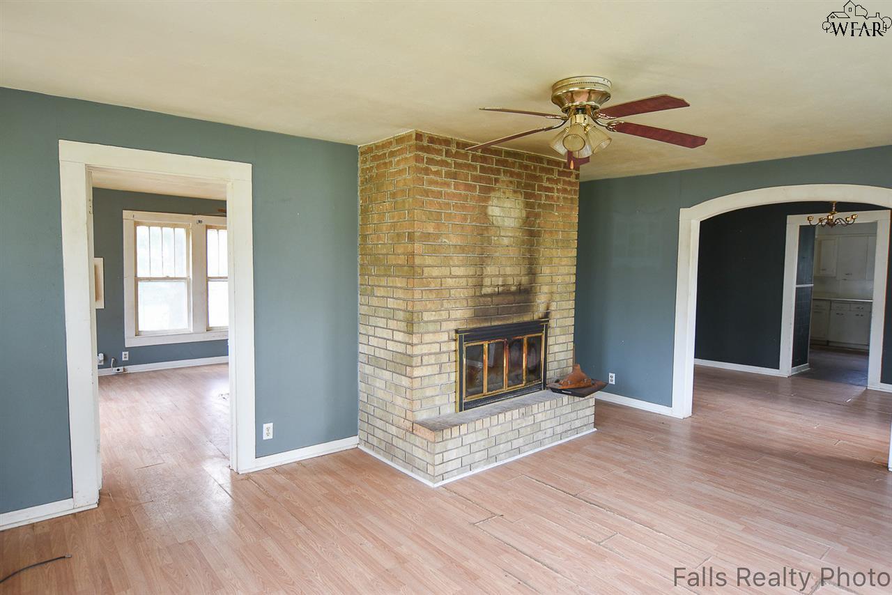 535 W 3RD STREET, Burkburnett, TX 76354