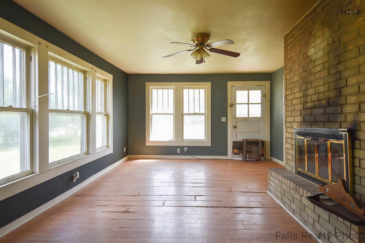 535 W 3RD STREET, Burkburnett, TX 76354