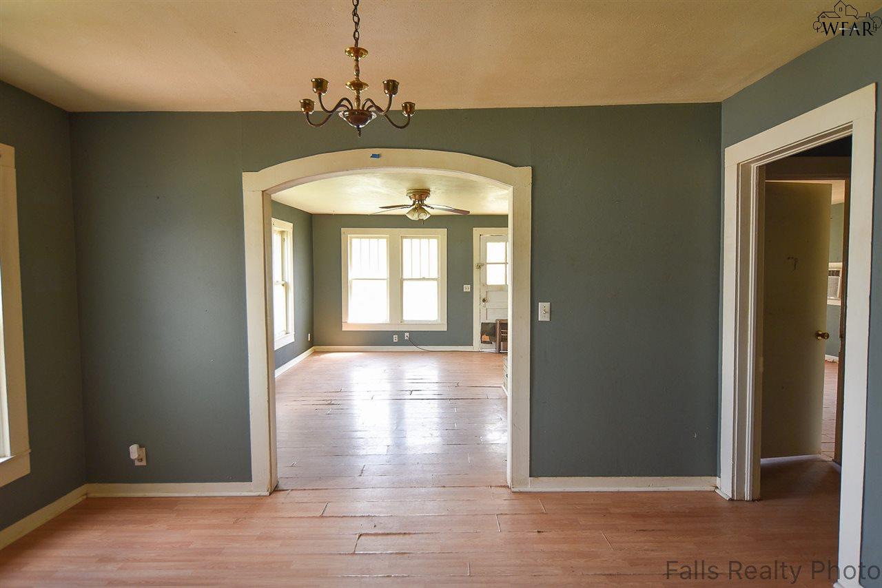 535 W 3RD STREET, Burkburnett, TX 76354