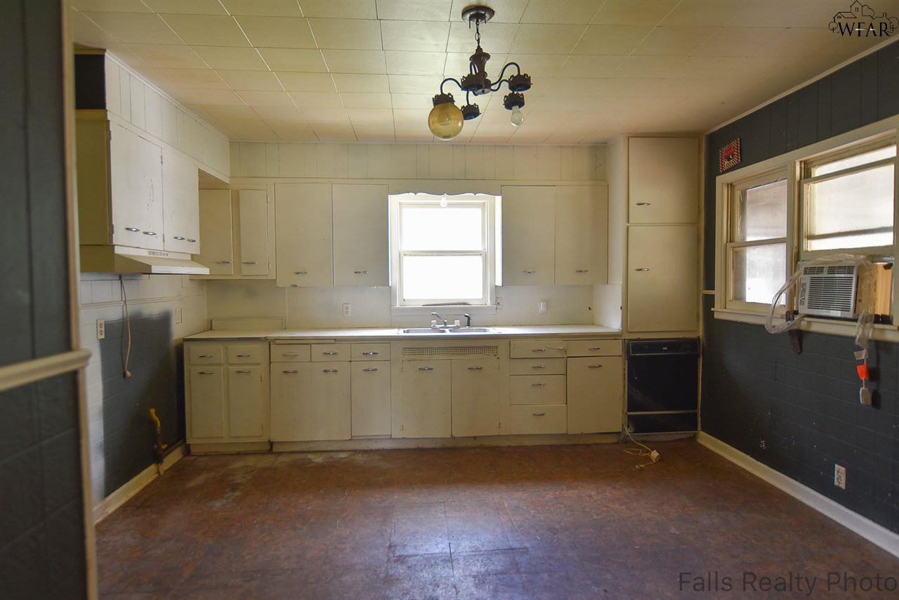 535 W 3RD STREET, Burkburnett, TX 76354
