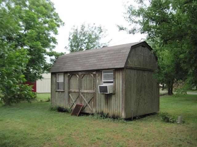 305 W Pine Street, Abbott, TX 76621