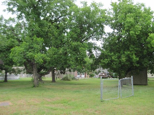 305 W Pine Street, Abbott, TX 76621