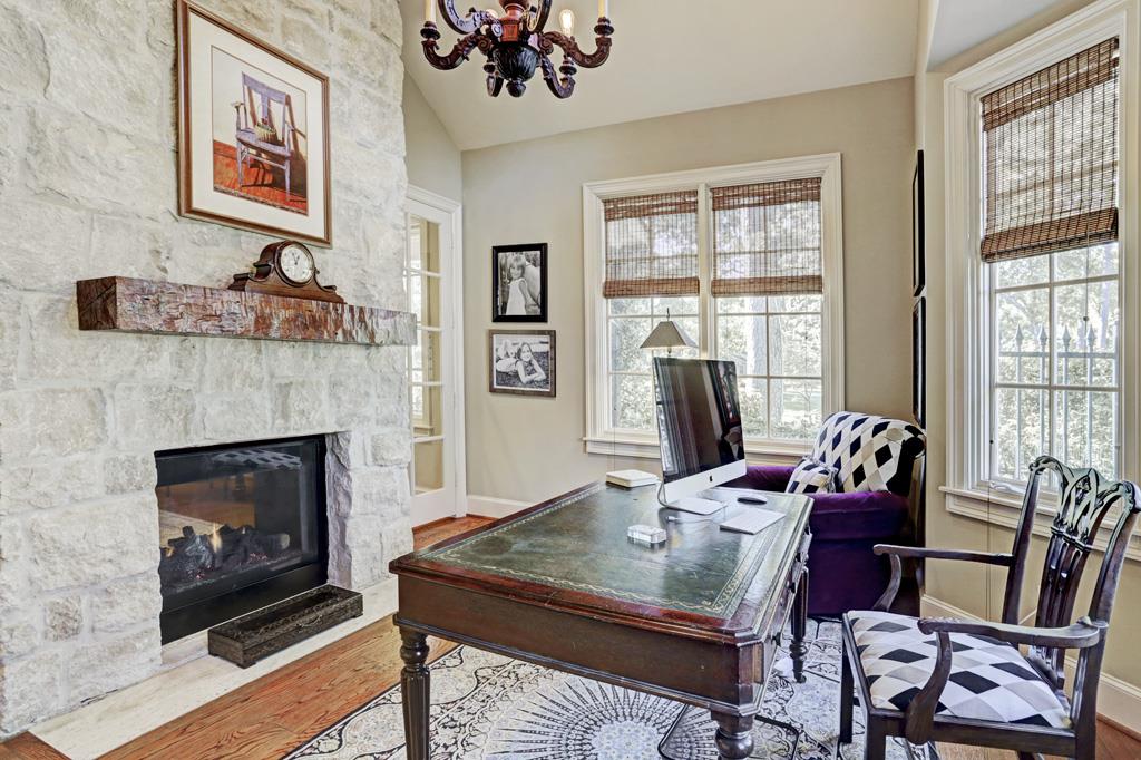 800 Oak Valley Drive, Hunters Creek Village, TX 77024