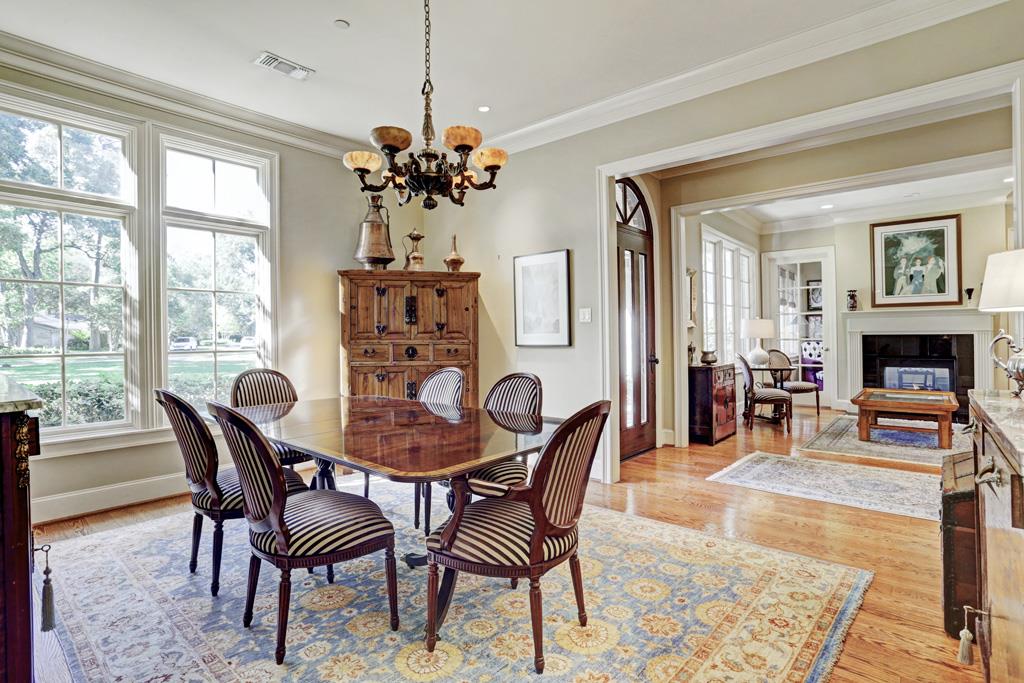 800 Oak Valley Drive, Hunters Creek Village, TX 77024