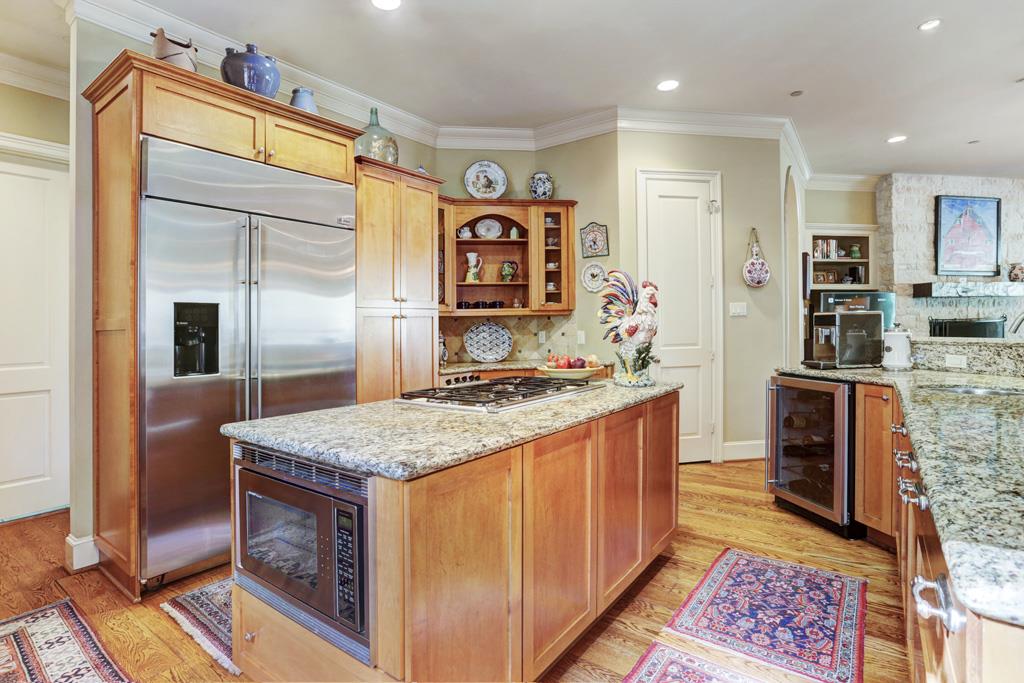 800 Oak Valley Drive, Hunters Creek Village, TX 77024