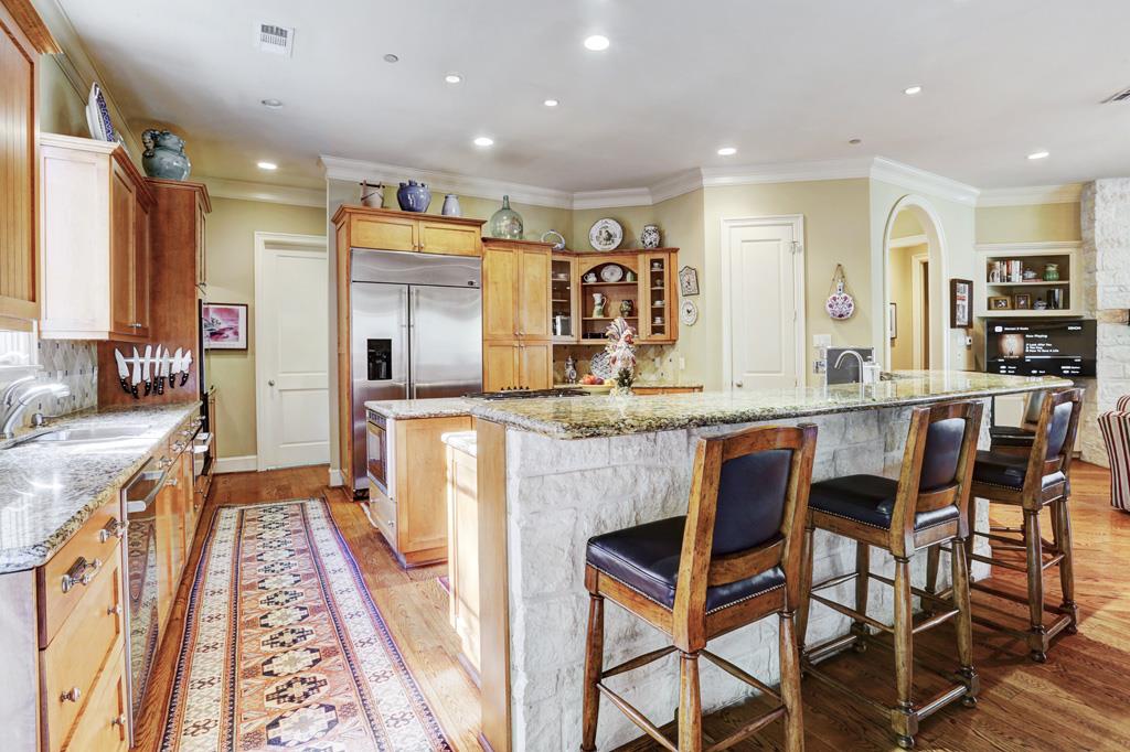 800 Oak Valley Drive, Hunters Creek Village, TX 77024