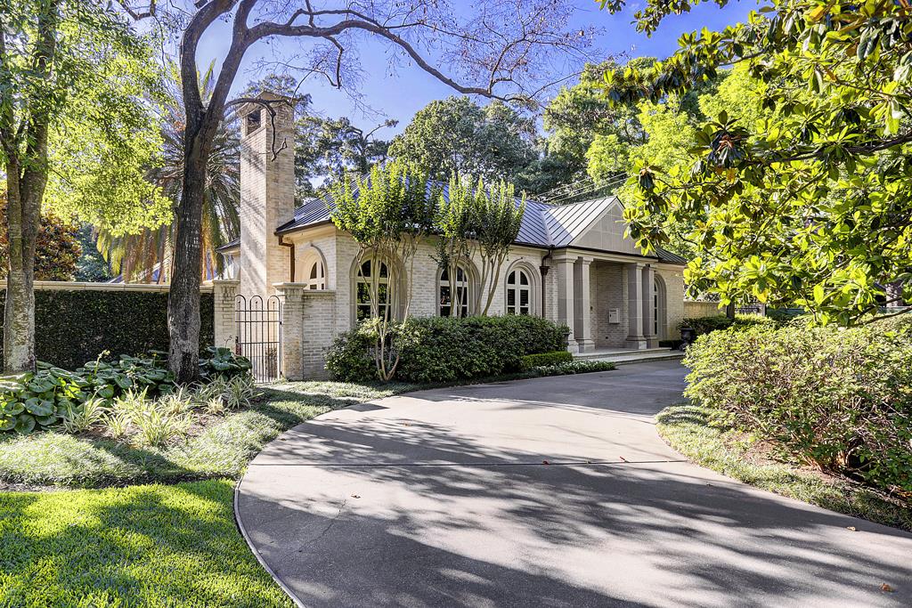 7 Saddlebrook Lane, Houston, TX 77024