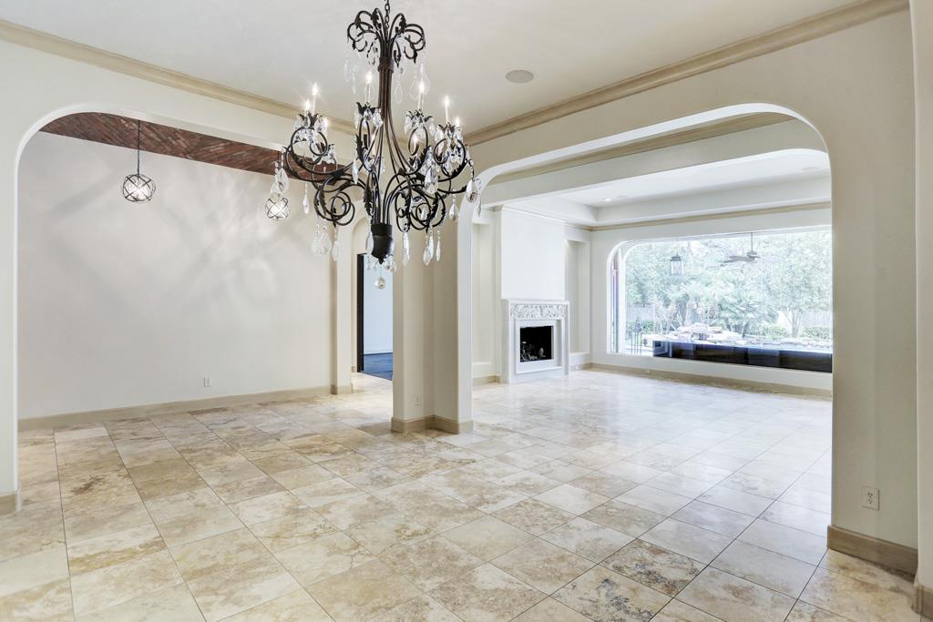 10822 Roaring Brook Lane, Hunters Creek, TX 77024