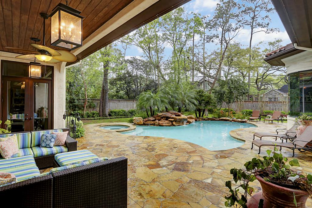 10822 Roaring Brook Lane, Hunters Creek, TX 77024